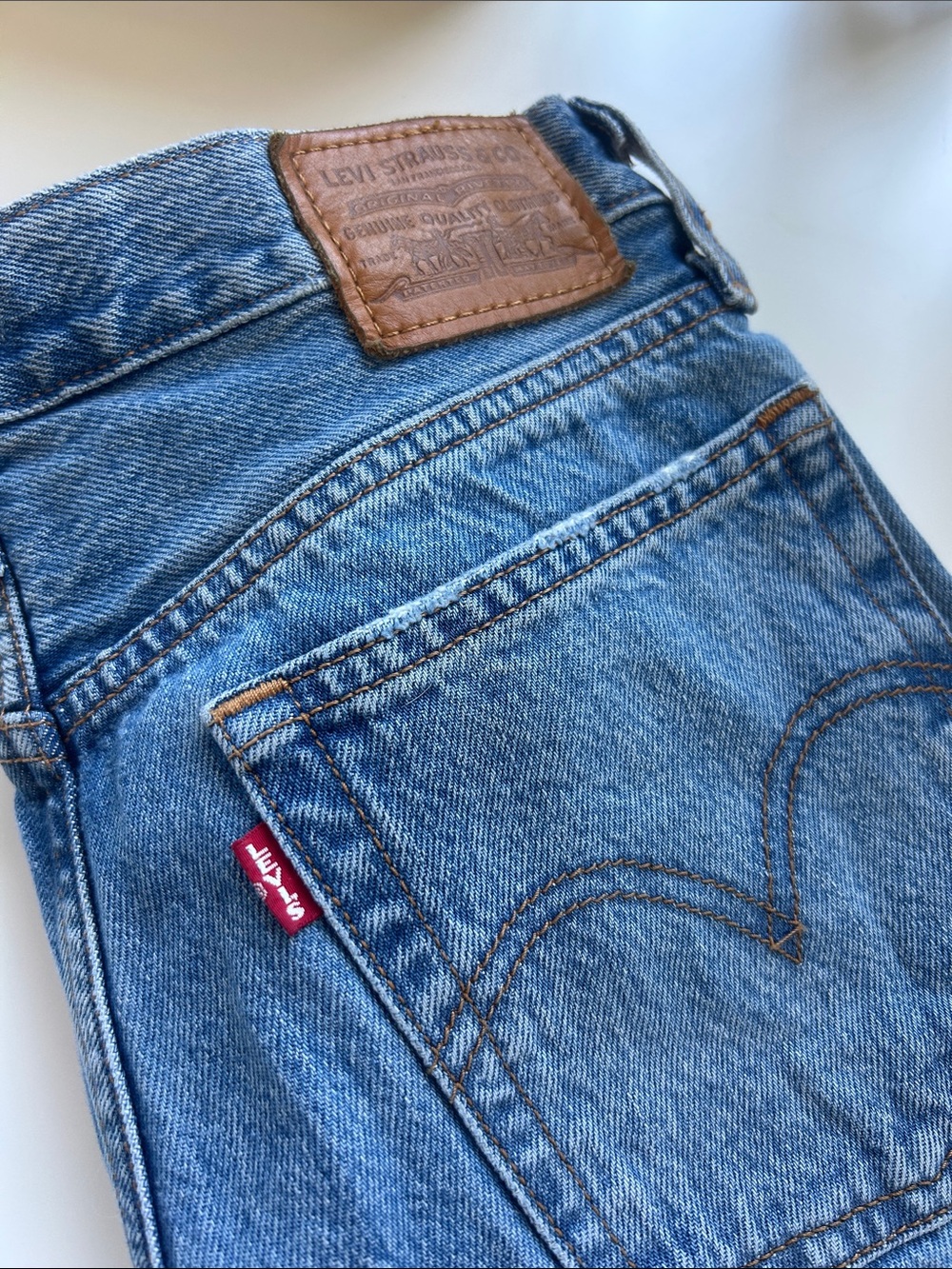 Levi's Distressed Blue High-Rise Women’s Jeans - Picture 4 of 4